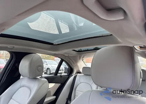 2015 Mercedes-Benz C 300 4Matic z USA, uszkodzony, nr VIN 55SWF4KB4FU029007